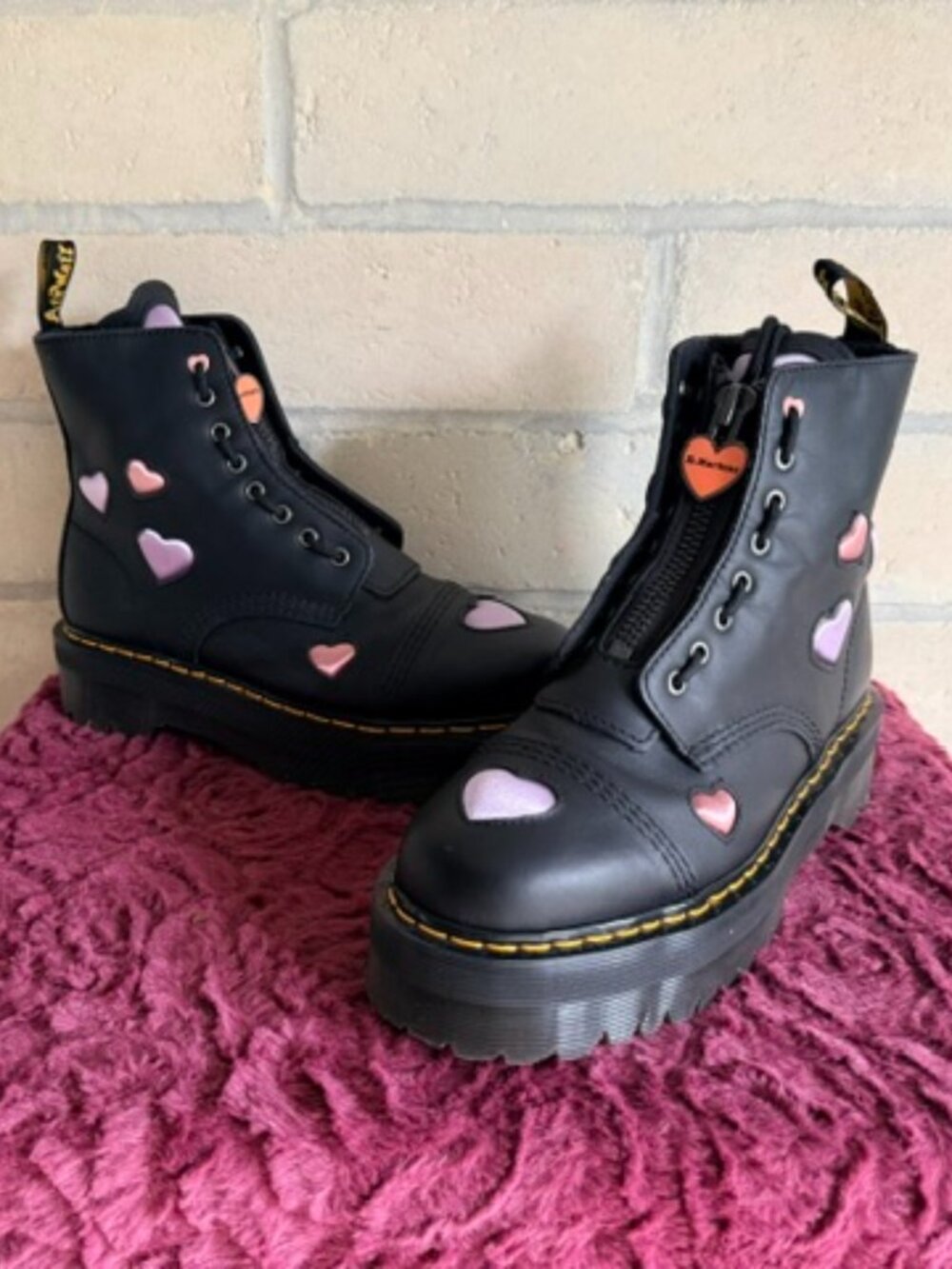 Dr. Martens Sinclair heart boots size US W 11 / US M 10 / UK 9 like new